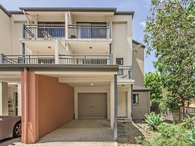 Three Bedroom Tri Level Townhouse FURNISHED