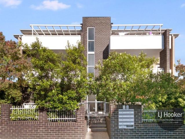 Three Bedroom Unit in Boutique Style Complex Walk to Station & Shops