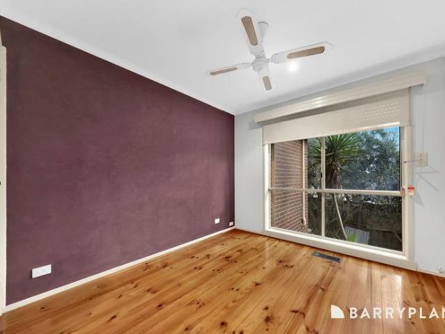 Three bedroom Unit in the Heart of Mill Park!