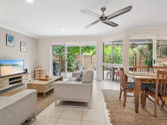 Three bedroom villa Fully Furnished Inc Utilities Available July to Mid November 2026