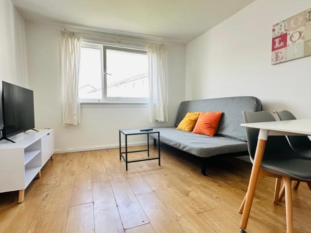 Three bedrooms to let close Heriot Watt & Napier