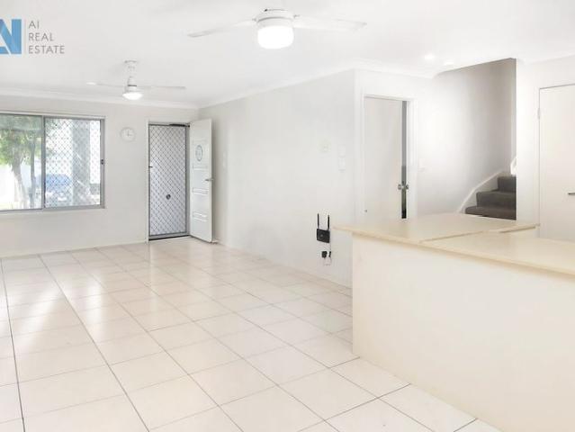 Three Bedrooms Townhouse in Loganlea Heart