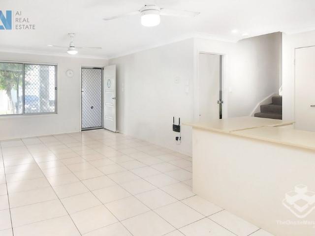 Three Bedrooms Townhouse in Loganlea’s Heart