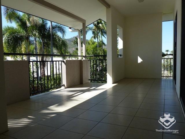 Three bedrooms, two bathrooms, top floor apartment unit for rent, West End, Townsville