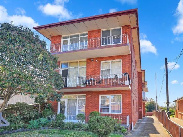 Three bedrooms with city views in Earlwood
