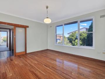 Three bedrooms with city views in Earlwood