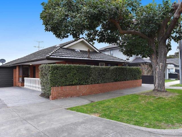 Three Bedrooms with Street Appeal on Leamington Street