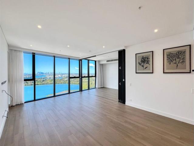 Three Bedrooms Plus Winter Garden With Amazing Water View!