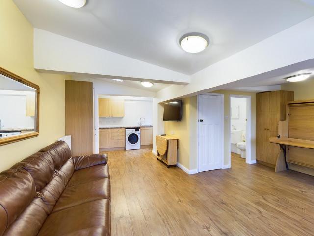 Three Bridges, Crawley Studio to rent £1,150 pcm £265 pw