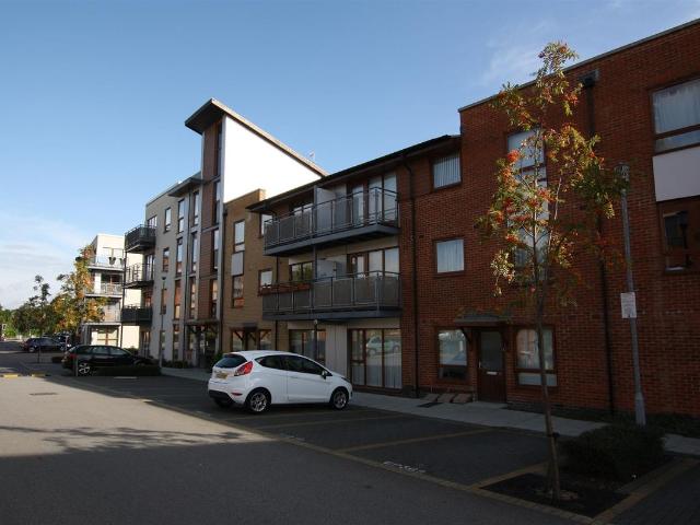 Three Bridges, Crawley, West Sussex. RH10, 2 bed flat to rent, £1,475 pcm | PrimeLocation