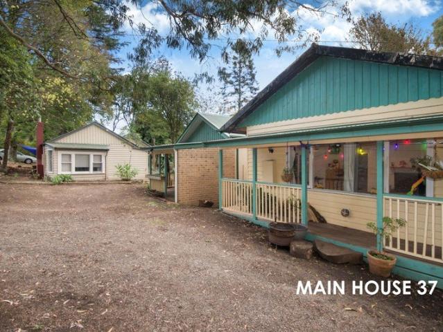 Three cottages, countless possibilities and an easy walk to Olinda Village