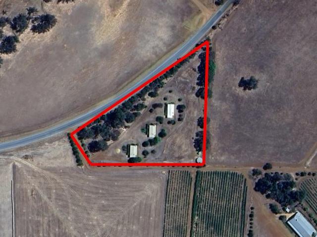 Three Homes on 1.6187 ha A Rare MultiDwelling Rural Opportunity