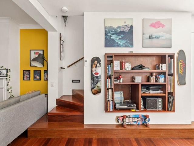 Three level terrace in peaceful cul de sac