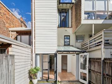 Three level city home with parking close to harbour, light rail