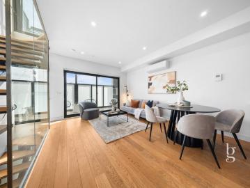 Three Level Modern Family Townhouse Right On The Edge Of The CBD
