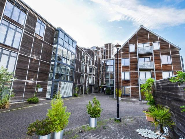 Three Mill Lane, London E3 2 bed flat to rent £2,550 pcm £588 pw
