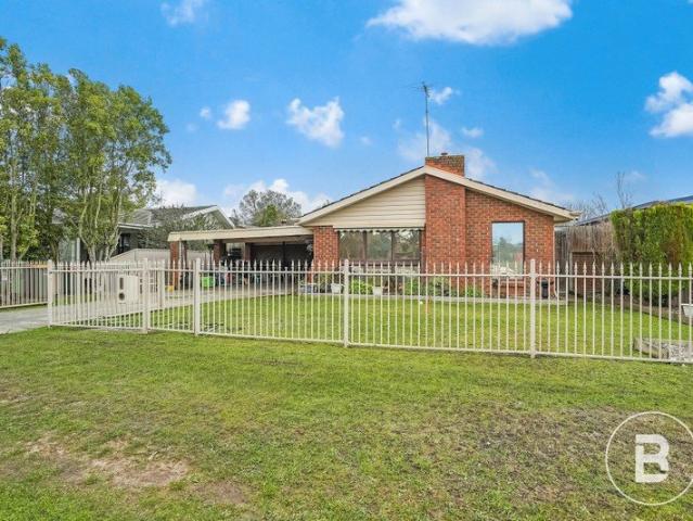 THREE OR FOUR BEDROOM BRICK VENEER HOME BEHIND BALLARAT GRAMMAR