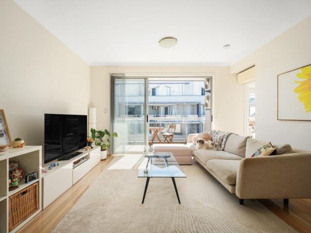 Three Plus Study Top Floor Apartment | Resort Style Facilities | North Aspect