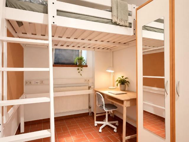 Three separate bedrooms in a traditional courtyard property – ideal for colleagues or students, Dresden Amsterdam Apartments for Rent
