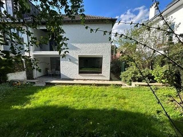 Three sided house 3 bedr./garden/terraces/garage box/pkg