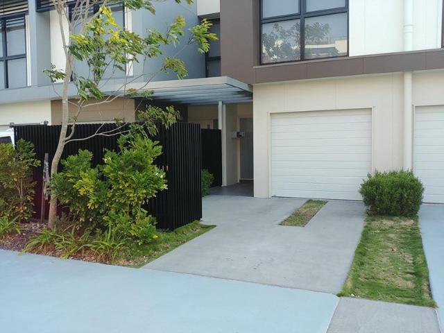 Three storey Townhouse in Hope Island Resort