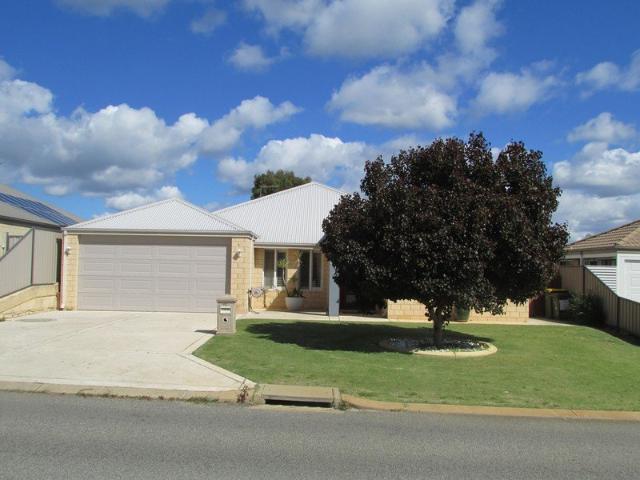Three/four bedroom modern home set at the foothills of the scrarp