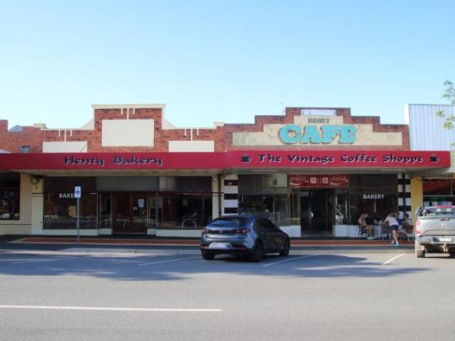 Thriving Bakery & Coffee Shop Midway Between Albury & Wagga