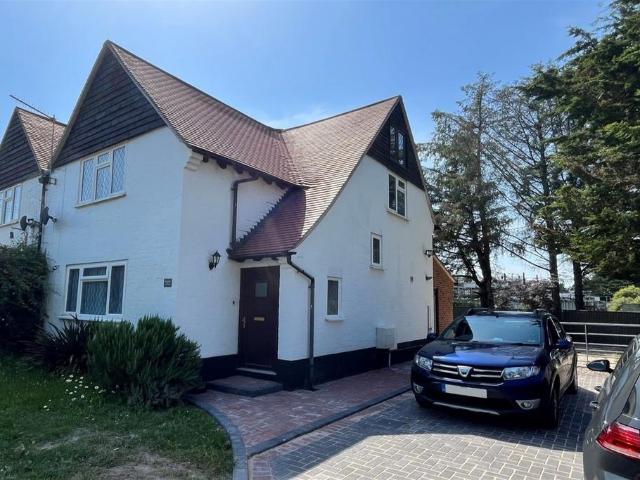 Throop Village 3 bed detached house to rent £1,400 pcm £323 pw