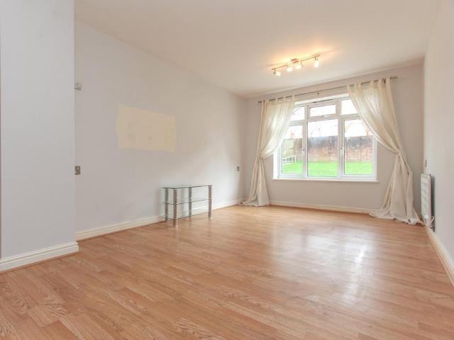 Throstle Place, Watford WD25 1 bed apartment to rent £1,195 pcm £276 pw