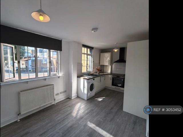 Throwley Way, Sutton, SM1 2 bed flat to rent £1,750 pcm £404 pw