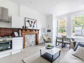 Thurlow Park Road, West Dulwich. 2 bed flat to rent £2,250 pcm £519 pw