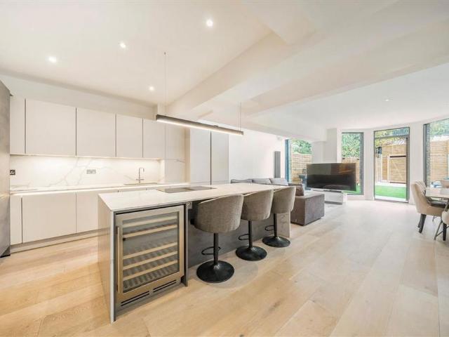 Thurlow Park Road, London SE21 6 bed terraced house to rent £7,000 pcm £1,615 pw