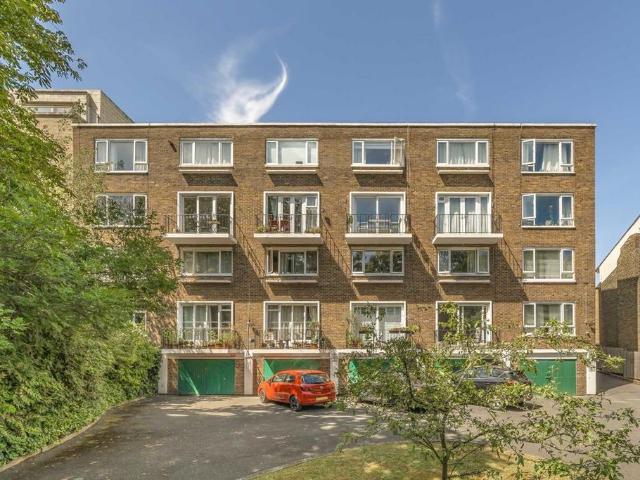 Thurlow Park Road, London SE21 2 bed flat to rent £2,250 pcm £519 pw