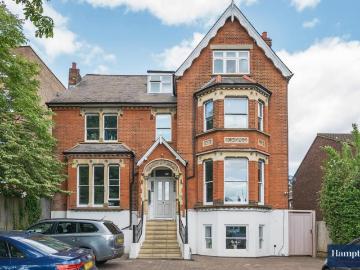 Thurlow Park Road London SE21 3 bed flat to rent £3,300 pcm £762 pw
