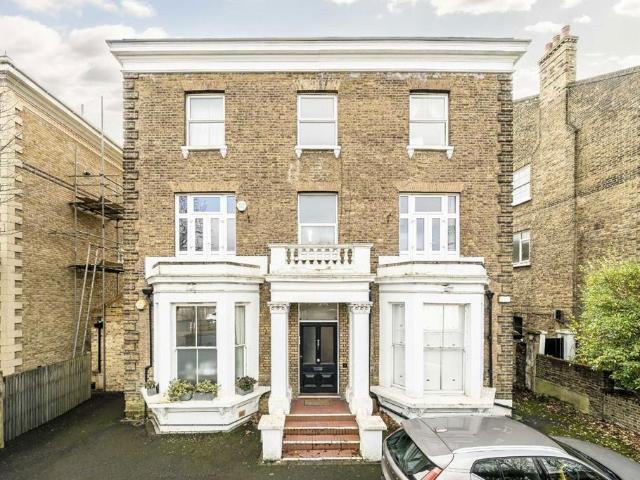 Thurlow Park Road, London SE21 3 bed flat to rent £2,900 pcm £669 pw