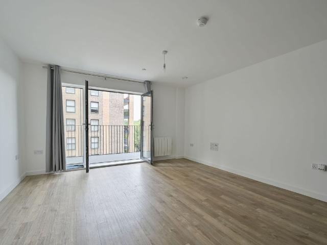 Thurlows Court, Wd17, Watford WD18, 2 bed flat to rent, £2,150 pcm | PrimeLocation