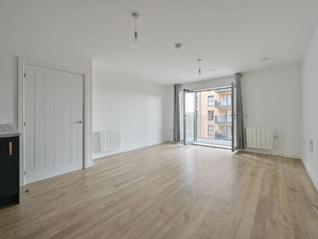 Thurlows Court, WD17, Watford, WD18 2 bed flat to rent £2,050 pcm £473 pw