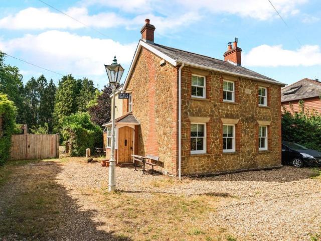 Thursley Road, Godalming GU8 4 bed detached house to rent £3,250 pcm £750 pw