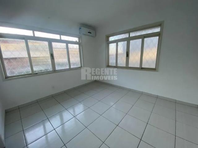 Ótima casa comercial no bairro Trindade!