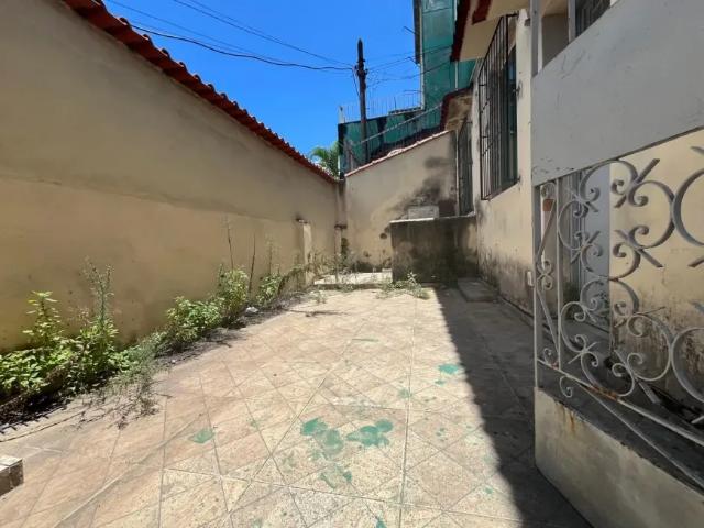 Ótima casa frente sala e quarto, próximo comércio