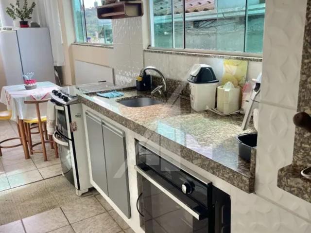 Ótima residência edificada com cerca de 140m² em um terreno de aproximadamente 210m², localizada no