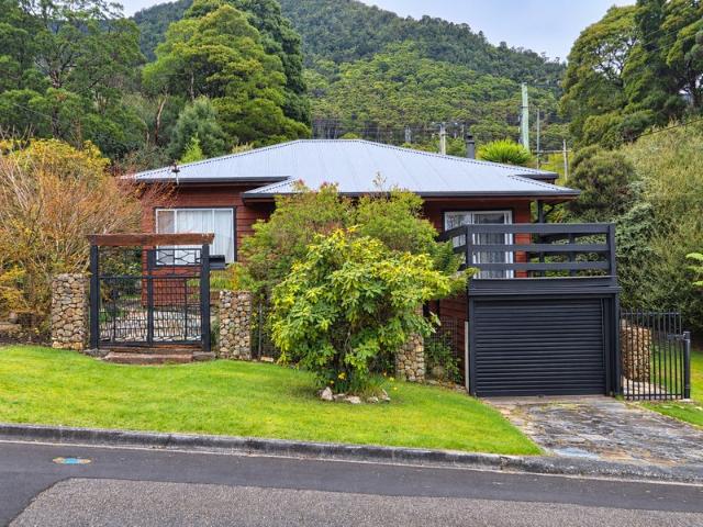 Timber Character, Mountain Views & Garden Charm!