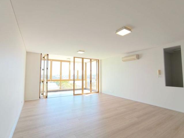 Timber flooring HUGE WEST 3 Bedroom apt available in Rhodes