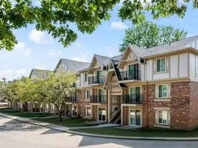 Timberlane Apartments, 5933 North Cypress Drive, Peoria 2 Be.