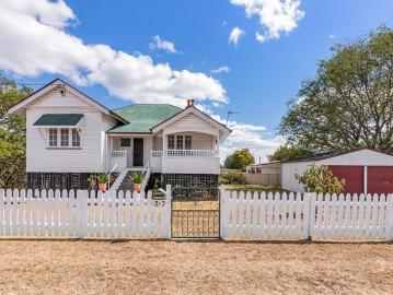 TIMELESS 1920S CHARM ON A GENEROUS HILLTOP CORNER STRETTON AWAITS ITS NEXT CHAPTER