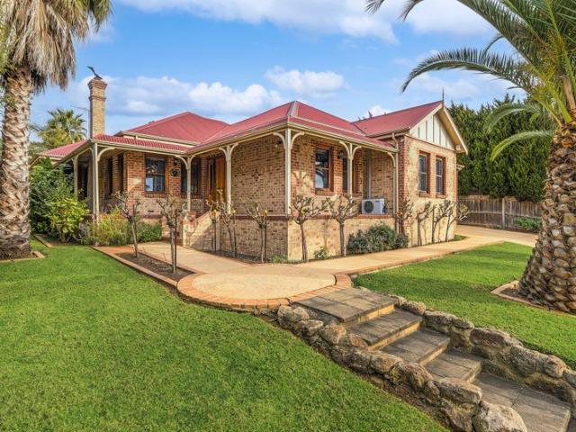 Timeless Wookey Craftsmanship in a Prestigious Queens Park Setting
