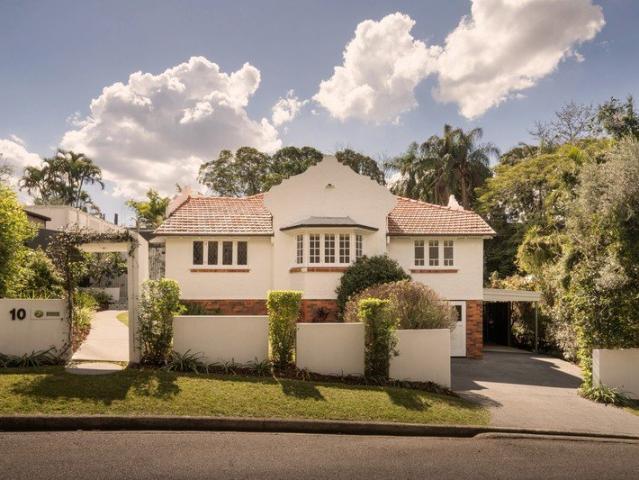 Timeless Art Deco Charm on an Expansive 900m2 Block