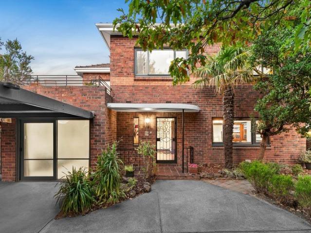 Timeless Art Deco Elegance with Sweeping City Views in Prestigious Surrey Hills