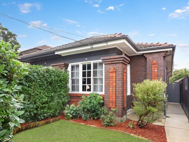Timeless Art Deco Semi, walk to Village Setting