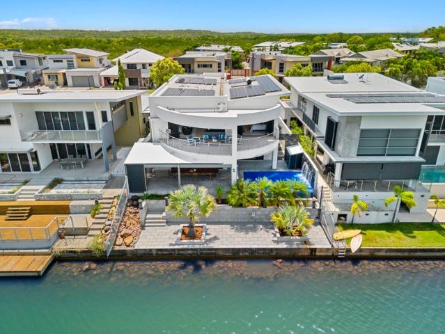 Timeless Bayview Waterfront Residence Over 552m² of Spacious, Low Maintenance Luxury